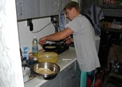 "malý" Jirka je nejen výborný mechanik, ale snad ještě lepší kuchař... HOLKY TĚŠTE SE!